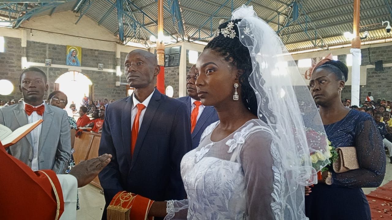 Couple with hearing impairment tie the knot, silently