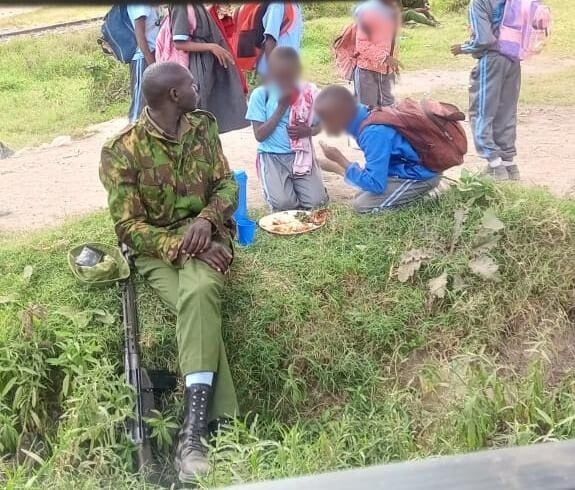 Police officer in trending photo explains act of kindness that moved netizens