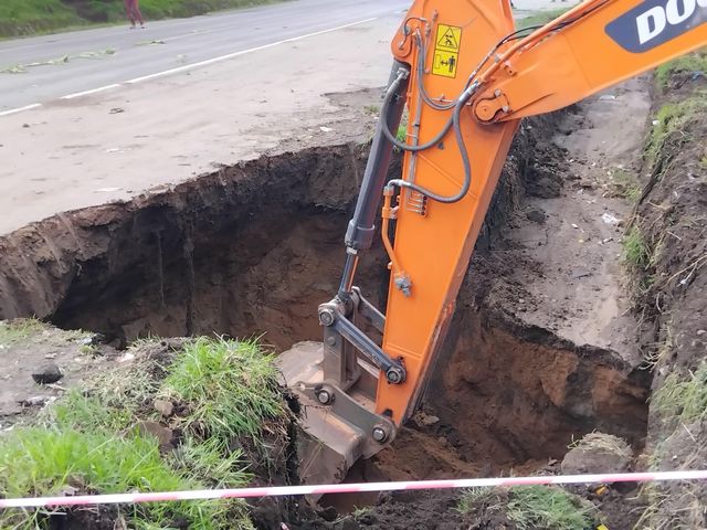 New earth fissure triggers panic in London estate
