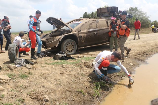 PHOTOS : Hyundai rally drivers resort to muddy roadside pool water for coolant