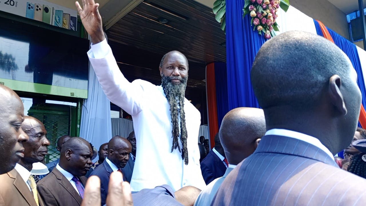 A hotel with 94 rooms, luxurious cars and a Prophet