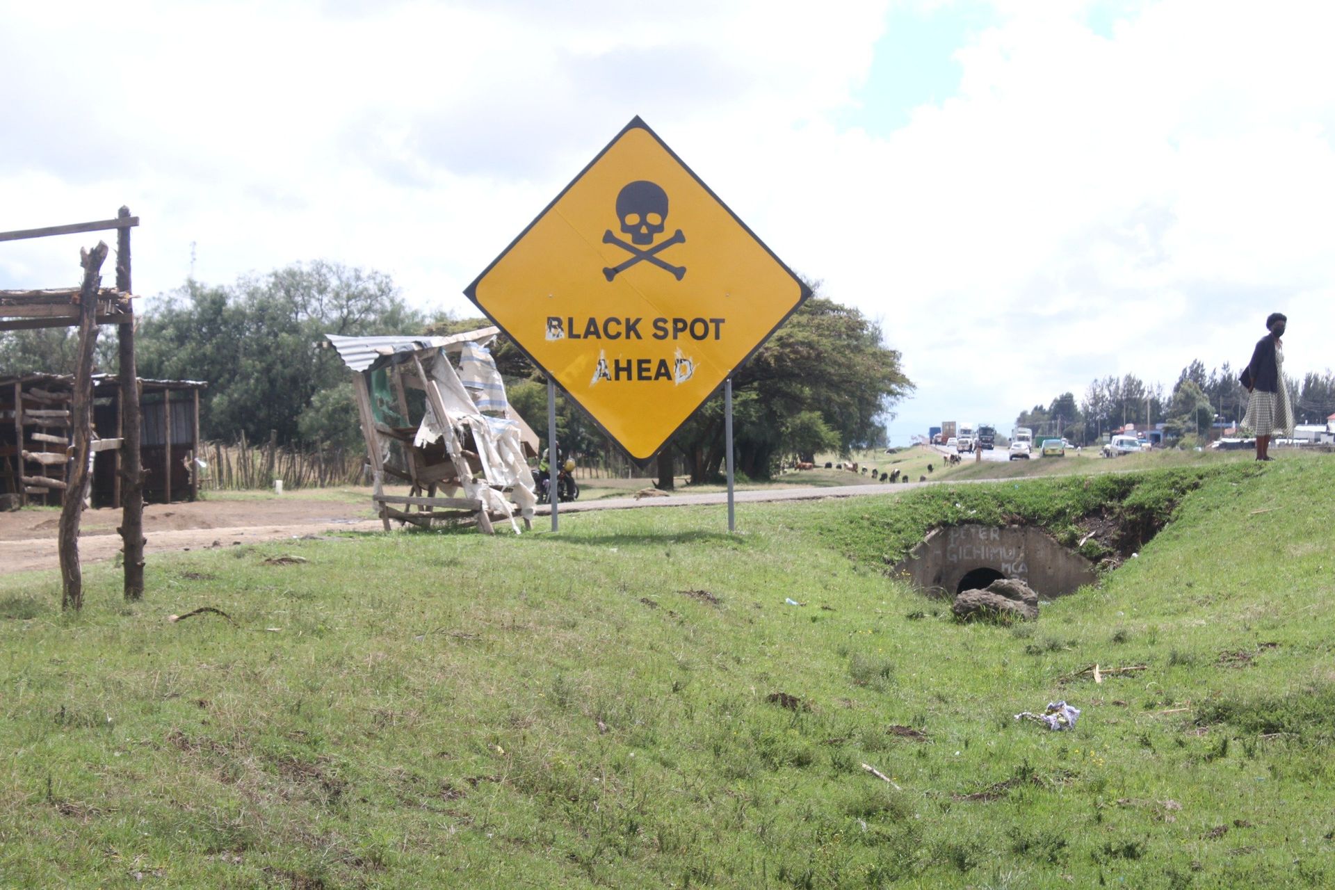 Police seize 500 litres of suspected illicit alcohol after truck overturns near Baraka estate