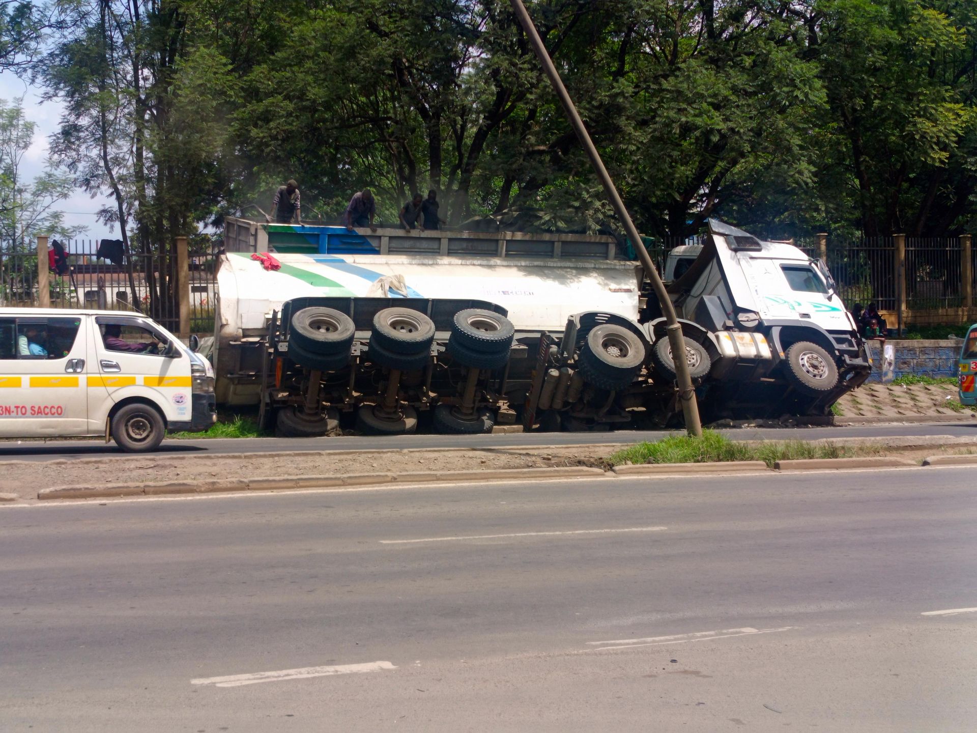 Traffic snarl-up along the Nakuru-Nairobi highway after trailer plunges into a ditch